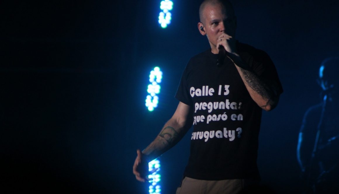 Cantante de calle 13 tiene escrito en la camiseta "calle 13 pregunta que pasó en curuguaty"