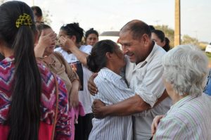 Los liberados son recibidos en su tierra